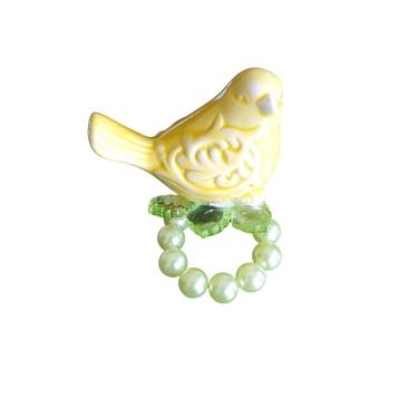 Imagem de Jogo c/6 porta guardanapos passarinho ceramica amarelo e argola em contas peroladas verde