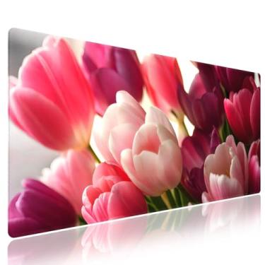 Imagem de Wknoon. Tapete de mouse extragrande para jogos e escritório (80 cm x 30 cm) com bordas costuradas duráveis – buquê de tulipas flores rosa e roxas close-up floral feminino, tapete de mesa XGG estendido