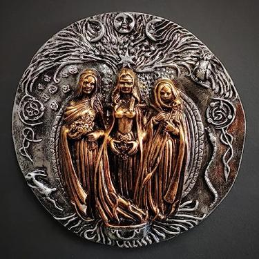 Imagem de MANDALA HÉCATE DEUSA TRÍPLICE DOURADA COM FUNDO PRATA METALIZADO 35CM