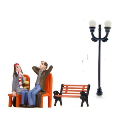 Imagem de Casal de escultura em resina de jardim sentado no banco do parque com 