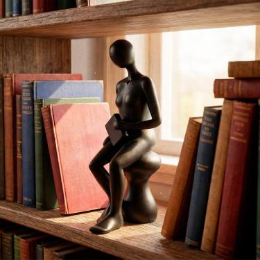Imagem de Escultura Decoração Leitura Abstrata Sentado Em Resina Preto