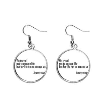 Imagem de Brinco feminino We Travel Not Escape Life com pingente de prata