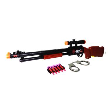 Rifle sniper de brinquedo de madeira com mira telescópica isolada no fundo  branco