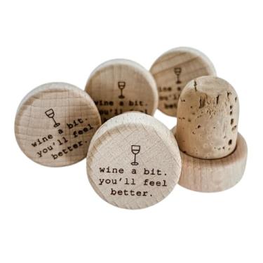 Imagem de Rolha de garrafa de vinho personalizada - "Wine a bit you'll feel better" – 5 peças de cortiça real gravada em madeira T-stopper lembrancinha de casamento presente de chá de panela selagem