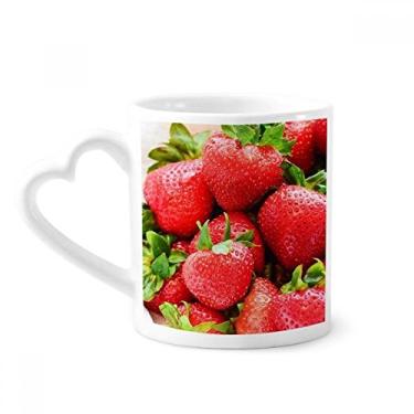 Imagem de Caneca com imagem de fruta vermelha de morango fresco, copo de coração de vidro