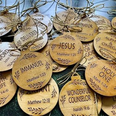 Imagem de Pacote com 25 enfeites de nomes de Jesus, enfeites do advento do nome de Jesus de 5 cm, enfeites de Natal pendurados em madeira com nomes de salvador, ornamentos para decoração de árvore de Natal