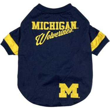 Imagem de Pets First Camiseta NCAA Michigan Wolverines para cães e gatos. Tamanho médio. CAMISETA DE CÃO DE FUTEBOL/BASKTBALL para fãs do time NCAA da faculdade. Design de listras moderno e atualizado