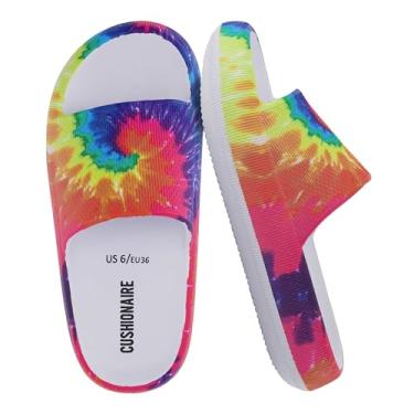 Imagem de CUSHIONAIRE Pantufas femininas Feather EVA – Chinelos femininos confortáveis, sapatos de banho internos e externos, chinelos essenciais para praia, Tie Dye, 36