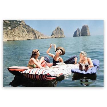 Imagem de Vintage Women Eating Pasta on Lake Wall Art Funny Summer Poster Retro Girls Floating on the Sea Impressão em tela de piquenique feminina para cozinha, bar, dormitório, clube, lounge, decoração 61 x 40