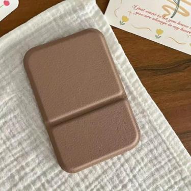 Imagem de Espelho de maquiagem dobrável, espelho portátil de couro PU com suporte ajustável, espelho de bolso ultrafino compacto para presentes de mesa de toucador de bolsa - café