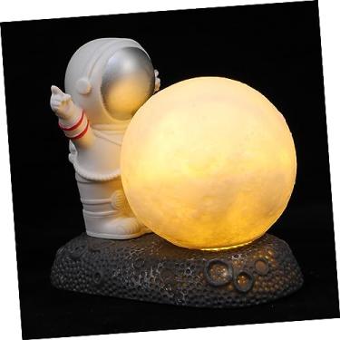 Imagem de Outanaya 1Pc Ornamento De Luz De Astronauta LED Projeção Luz Noturna 3D Lua Noite Lâmpada Robô Astronauta Lâmpada Brinquedos Mesa Topper Presentes Da Lua Ornamento De Arte De Resina