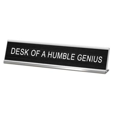 Imagem de SINKAA Desk of A Humble Genius Placa de mesa de novidade, placas de mesa engraçadas para escritório, placa de identificação de escritório preta para mulheres, homens, colega de trabalho, presente,