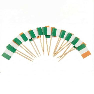 Imagem de 120 palhetas de coquetel com bandeira da Irlanda - palitos de bambu de 6,5 cm (2,5 pol) com mini bandeiras - palhetas resistentes para decoração de alimentos e bebidas para festas, bares, catering e