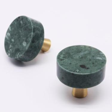 Imagem de YuGtcen 2 puxadores de armário de mármore, puxador de gaveta decorativo moderno, puxadores de pedra base de latão escovado para armário de cozinha, quarto, cômoda, guarda-roupa (verde)