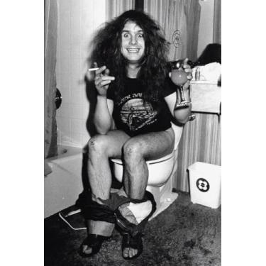 Imagem de BUY ART FOR LESS Pôster Ozzy Ozbourne/Toilet Art Oficialmente Licenciado - 61 x 91 cm - Impressão decorativa - Papel pôster - Pronto para emoldurar