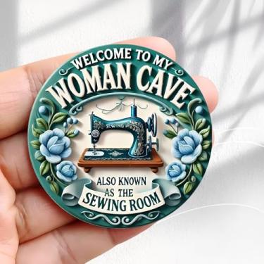 Imagem de Ímã de geladeira vintage mulher caverna design de placa de máquina de costura -5,8 cm adesivo de geladeira redondo acrílico decoração retrô presente tamanho perfeito para geladeira, armário ou