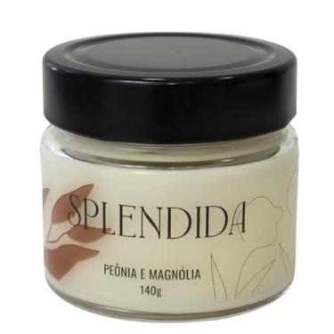 Imagem de Splendida Vela Aromática, Peônia e Magnólia, Branca, 140g, Decorativa, em Vidro. Blend de Ceras Vegetais. Sua Fragrância Floral e Romântica, Traz Delicadeza e Uma Sofistição Unica.