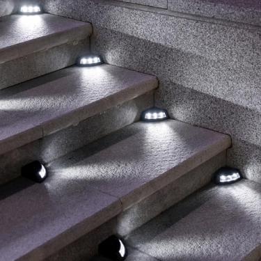 Imagem de ASLIDECOR Luzes solares para uso externo, pacote com 8 lâmpadas de escada com 3 LEDs, design triangular à prova d'água IP65, iluminação de deck liga/desliga automática para escadas de jardim, deck