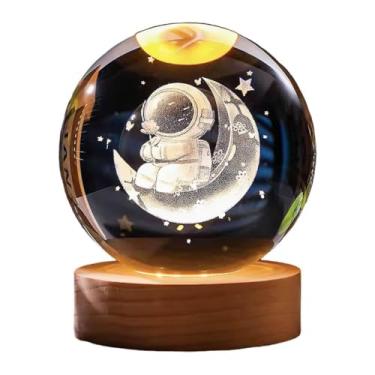 Imagem de Luminária Led Bola de Cristal 3D - Luz de Mesa P/Quarto, Sala, Escritório - Decoração, Enfeite, Abajur, Ornamento, Leitura, Presente - Base Madeira - Leal Shop (Astronauta na Meia Lua)