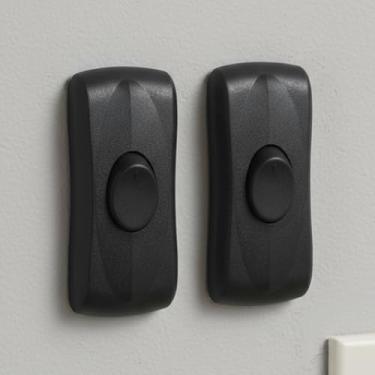Imagem de Pacote com 2 botões de alimentação em linha pretos com controle de polegar para lâmpadas e dispositivos pequenos - Interruptor CA de pólo duplo suporta 12 V a 250 V, até 2 A - Conexão rápida de fio