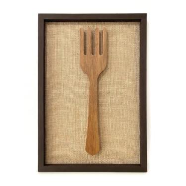 Imagem de Quadro Decorativo Garfo Alto Relevo em Madeira Maciça Artesanal Fundo Juta Diversos Tamanhos Decoração (Com Verniz, 60cm)
