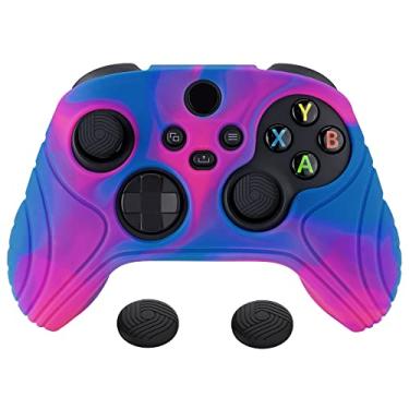 Imagem de eXtremeRate PlayVital Samurai Edition Capa de silicone antiderrapante para controle Xbox Core, capa protetora ergonômica para controle Xbox Series S/X com alças de polegar - rosa, roxo e azul
