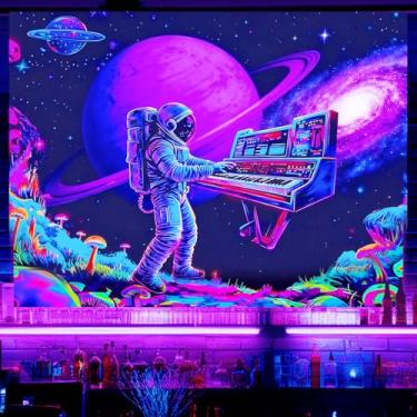 Imagem de BlissYard Tapeçaria Neon DJ Astronauta Teclado Luz Negra UV Reativo Psicodélico Música Espaço Suspensão de Parede para Sala de Estar Quarto Dormitório Bar Decoração de Festa 198 x 159 cm