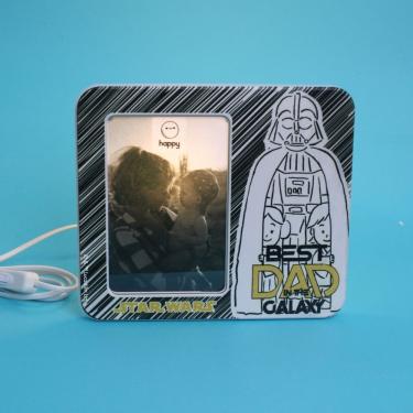 Imagem de Luminária porta-retrato Best Dad In The Galaxy Tpc 10x15CM Temática Star Wars Funcional e Decorativa Bivolt 110-220V