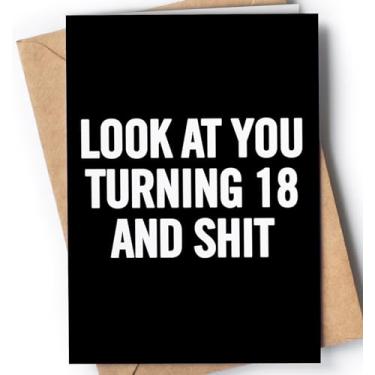 Imagem de Cartão engraçado de aniversário de 18 anos para homens ou mulheres com envelope | Cartão de piada para alguém que está fazendo 18 anos | Ideia de presente original e única para filho, filha.