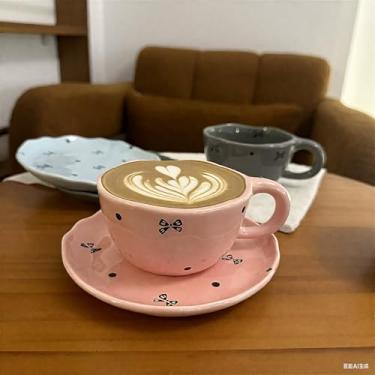 Imagem de Koythin Caneca de café de cerâmica com pires, canecas de flores feitas à mão, copo bonito para meninas e mulheres, xícara de chá de leite estética com alça, 250 ml para latte, cacau, escritório, casa
