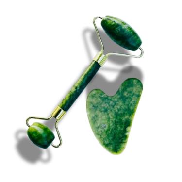 Imagem de Sweet Peached Rolo de jade premium com conjunto Gua Sha, pedra de jade verde natural, cabo de metal dourado, ferramenta de massagem facial para escultura facial, redução de inchaço, aperto da pele