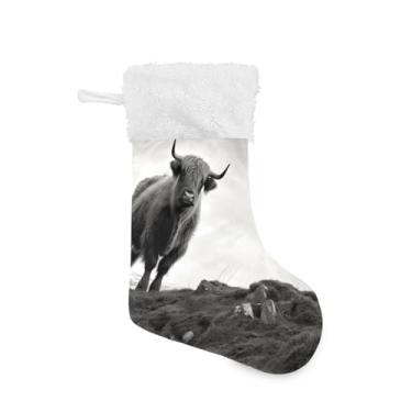 Imagem de ATTX Meias de Natal de vaca Highland, suportes de presente brancos de pelúcia para decorações de festas de fim de ano (17,7 polegadas, 1 pacote) #380