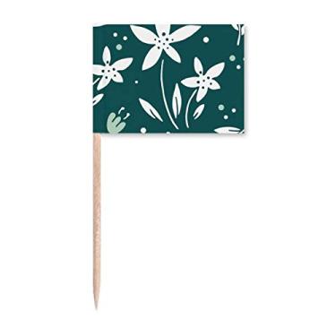 Imagem de Decoração de festa com estampa de flores verdes e brancas, bandeiras de palito de dentes