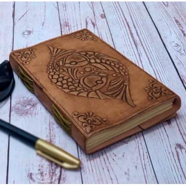 Imagem de Diário de couro Purpledip (Diary Notebook) 'Koi Fish - Fire & Water (Yin & Yang)': Papel feito à mão em capa de couro para presente corporativo ou lembrete pessoal (11325)