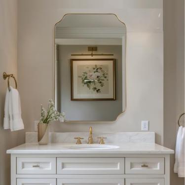 Imagem de MIRRORART Espelho de parede irregular, espelho recortado dourado de 61 cm x 91 cm, espelho de banheiro dourado escovado, espelhos de latão vintage, espelho decorativo montado na parede para lavabo