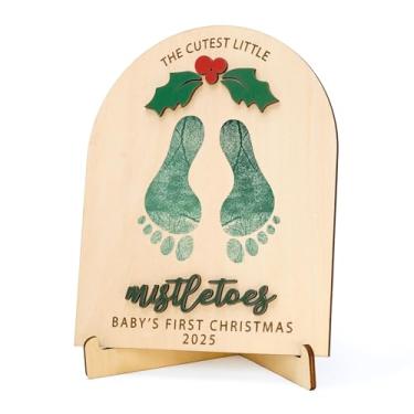 Imagem de Baby's First Christmas 2025 Pegada de visco de madeira e arte de impressão à mão, lembrança de artesanato de bebê faça você mesmo, cartão rústico de marco de Natal, presentes para avós, chá de bebê ou