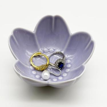 Imagem de BESSKON Bandeja de joias com anel de flor roxa, prato de joias de cerâmica, prato pequeno de bugiganga, suporte de anel de decoração de banheiro, tigela de prato de joias para Natal, amizade