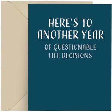 Imagem de Cartão de aniversário divertido para homens e mulheres, cartão de aniversário engraçado, único 10,7 x 14,8 cm com envelope, em branco dentro, aqui está para outro ano de decisões questionáveis