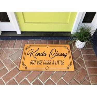 Imagem de GengDuCJ Capacho engraçado de boas-vindas para decoração interna externa 45,7 x 76,6 cm Tapete de entrada para porta da frente Tapete de aquecimento de casa novidade tapetes (Kinda Classy But We Cuss