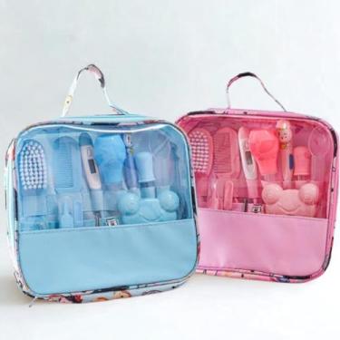 Imagem de Kit de Higiene e Cuidados para Bebê Recém-Nascido com Bolsa Organizadora – Disponível nas Cores Rosa ou Azul – Termômetro de Água, Aspirador Nasal, Cortador de Unhas, Escova, Pente, escovinha de gengiva de silicone, colher dosadora, pinça dentre outros. (Rosa) (Rosa)