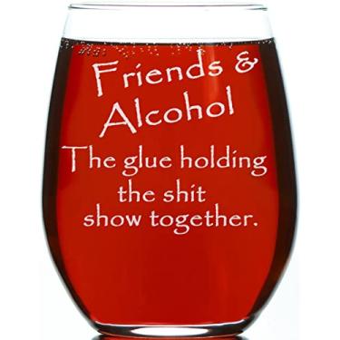 Imagem de CARVELITA Friends & Alcohol The Glue Holding This Shit Show Together 425 g Taça de vinho sem haste gravada, presentes sarcásticos para melhores amigos - ideia perfeita de decoração de festa