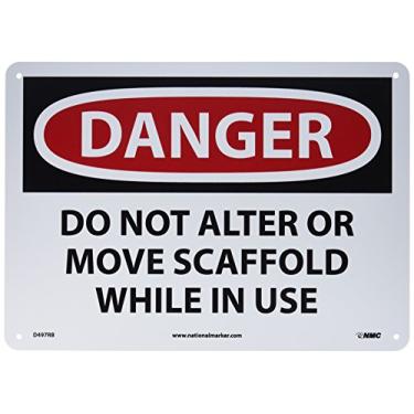 Imagem de NMC Placa D497RB OSHA, legenda "DANGER - DO NOT ALTER OR MOVE SCAFFOLD WHILE IN USE", 35,5 cm de comprimento x 25,4 cm de altura, plástico rígido, preto sobre branco