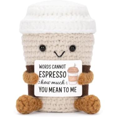 Imagem de Xícara de café branca de crochê, linda boneca de xícara de café feita à mão com cartão de incentivo fio de algodão boneca inspiradora de crochê para crianças e adultos, decoração de mesa de casa