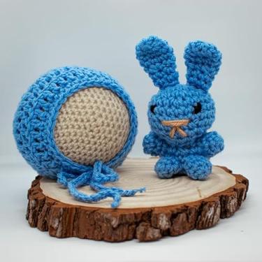 Imagem de Amigurumi coelho e touca azul fotografia newborn recém nascido