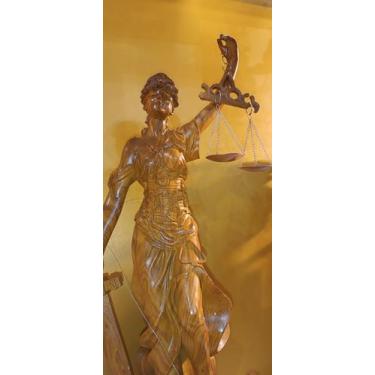 Imagem de Escultura dama da justiça madeirado em resina 11cm - Zona Livre
