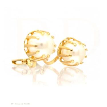 Imagem de Brinco de Pressão BP com Pérola Sintética Cravada com Garras | Banhado a Ouro 18K | Clipe Ômega Francês | 1,20 x 1,20 cm