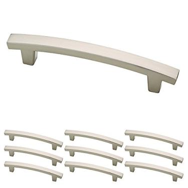 Imagem de O Pierce Pull apresenta um estilo de transição que complementa uma variedade de decorações de cozinha. Perfeito para armários e móveis modernos, de transição ou casuais, é feito de zinco fundido sob pressão para qualidade e durabilidade duradouras. Ferragens de instalação incluídas: