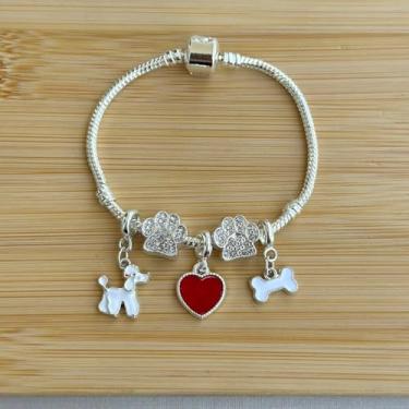 Imagem de Pulseira com 5 berloques: cachorrinho poodle branco, separador patinha de brilhos, ossinho e coração vermelho - banhado a prata