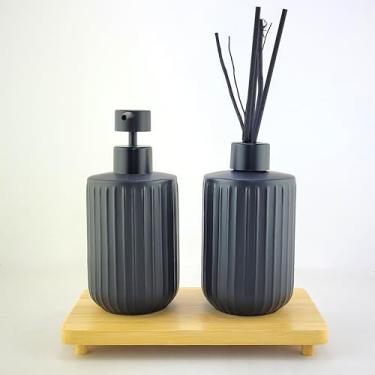 Imagem de Conjunto Lavabo Banheiro com Porta Sabonete Líquido e Difusor de Ambiente em Cerâmica Preto, Design Moderno Canelado, Base de Bambu