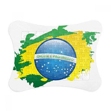 Imagem de Moldura de quebra-cabeça com mapa de elementos culturais da bandeira do Brasil, enfeite de quebra-cabeça